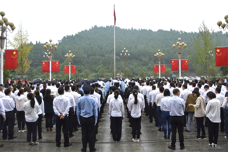 我区举行庆祝中华人民共和国成立70周年升国旗仪式