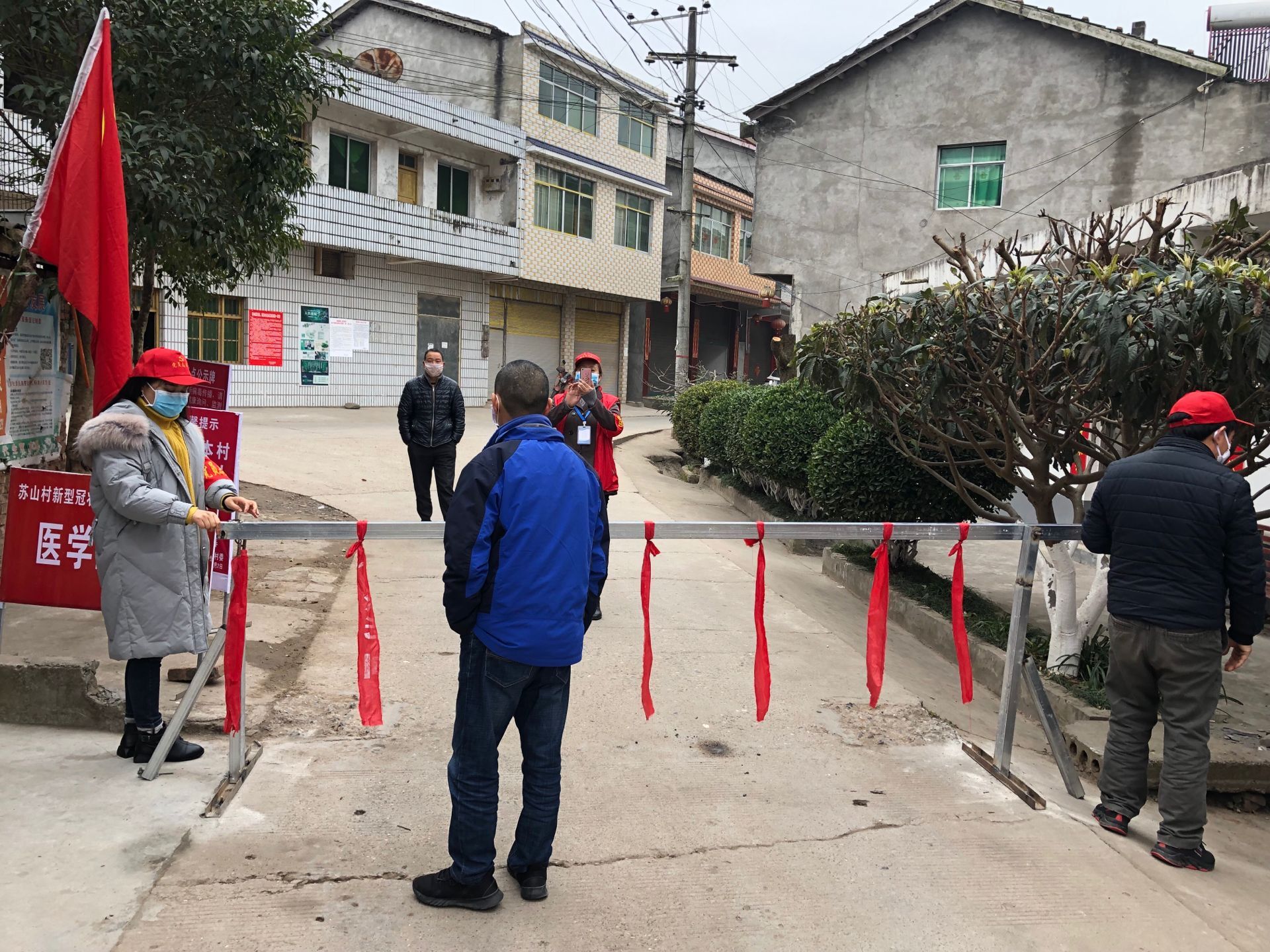 奔走在抗疫第一线上的“女汉子”