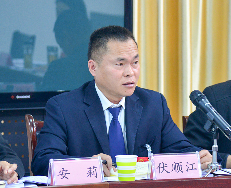 区七届人大六次会议进行分团审查