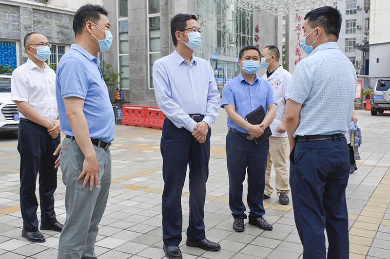 刘自强督导调研区人民医院专债项目建设、选址及安全生产等工作