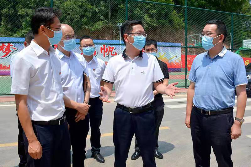 刘自强督导调研全区疫情防控、疫苗接种工作