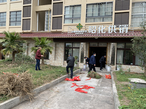 昭化区供销社开展爱国卫生运动“周末卫生大扫除”活动