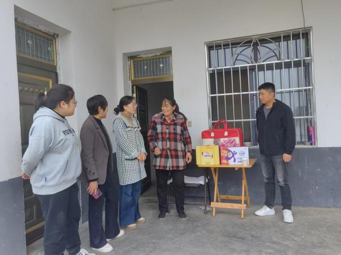重阳走院落，毯软奶香传暖意——磨滩镇开展敬老月走访慰问活动