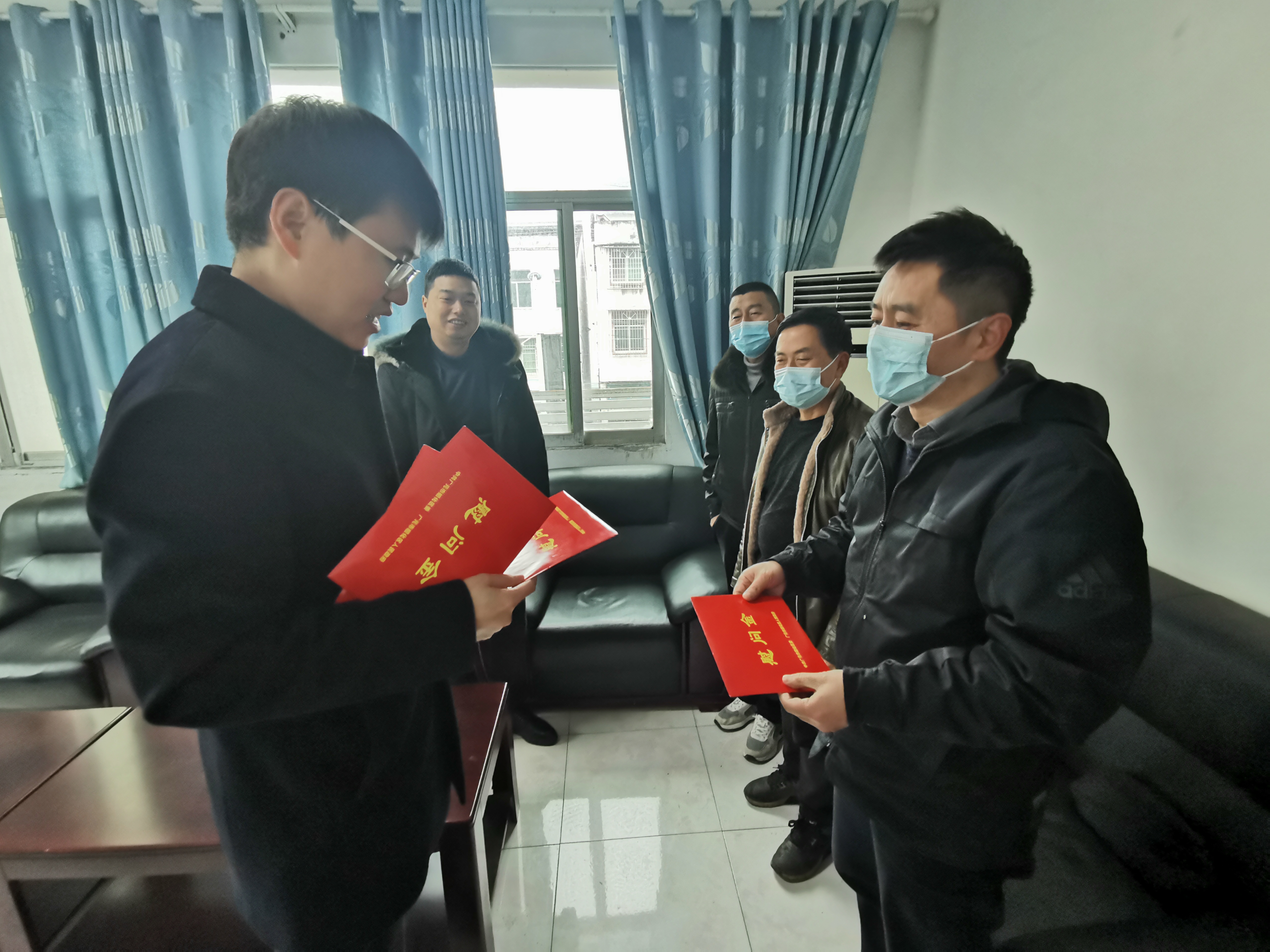 花圣卓深入清水镇开展春节慰问活动并督导森林防灭火等重点工作