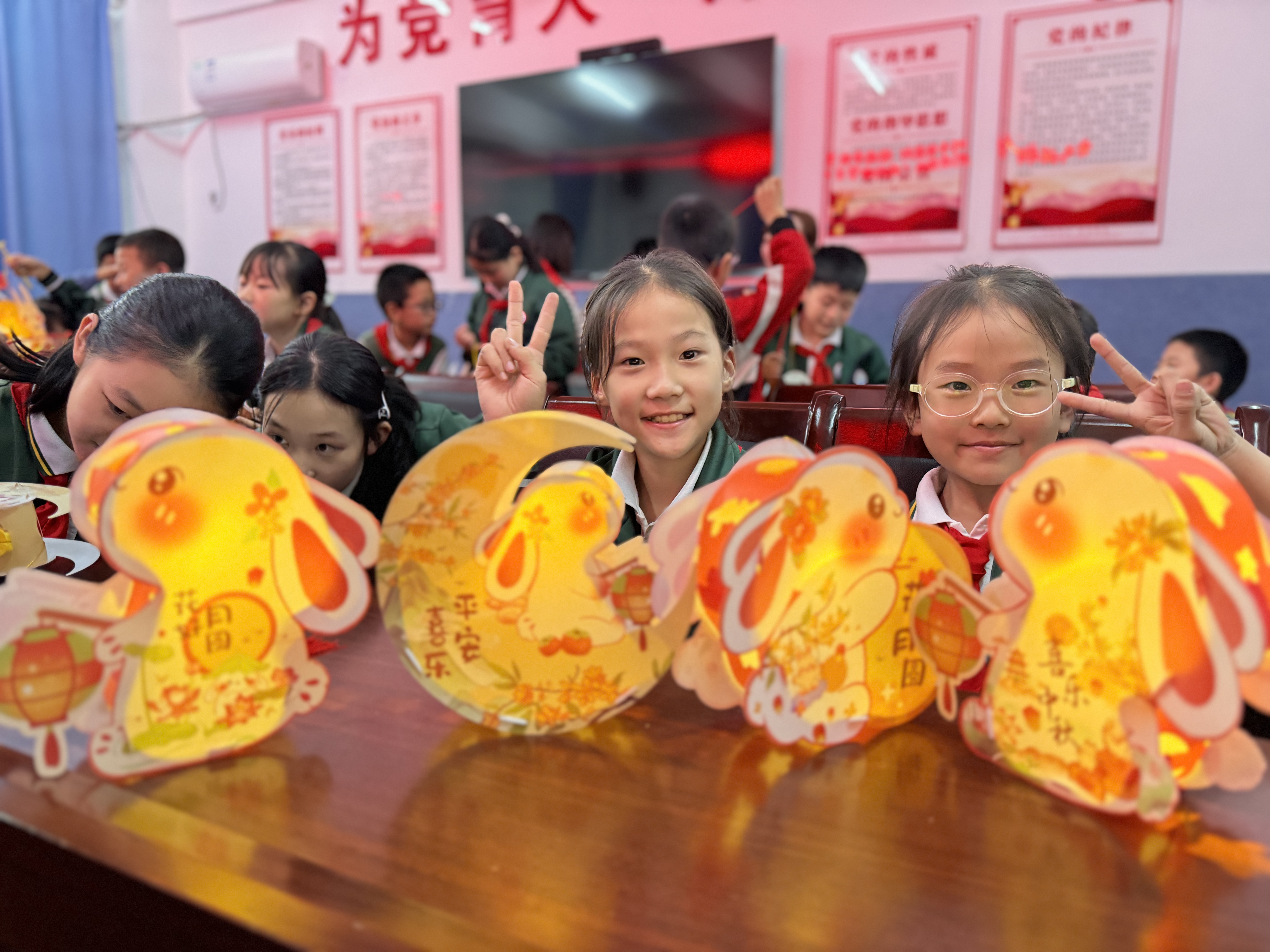 青牛镇新时代文明实践所开展“巧手做花灯 情满中秋节”主题活动