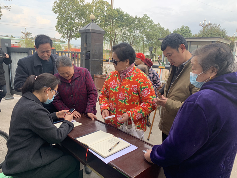 服务送到家门口  温暖送到心窝里