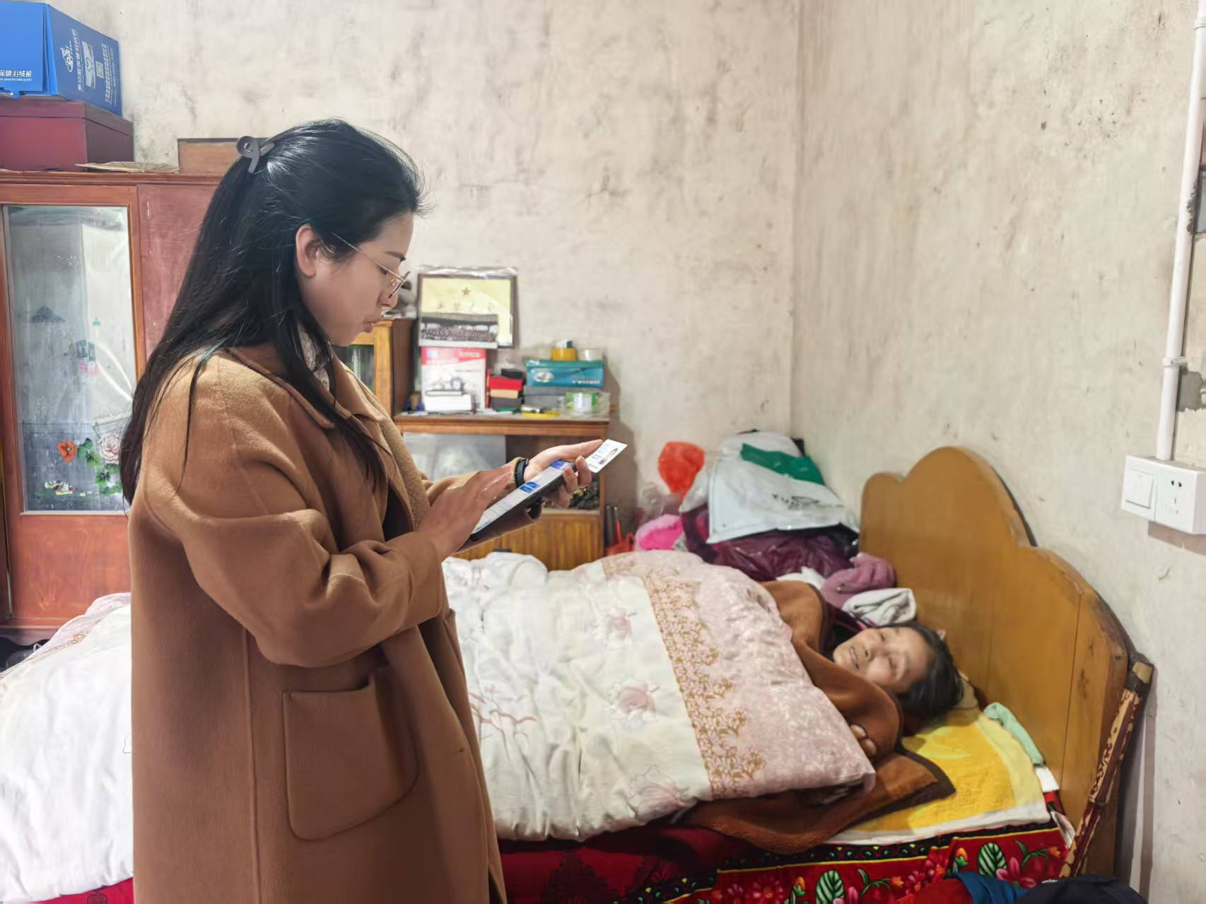 暖心服务送上门 <font color='red'>社保</font>认证零距离 ——人社窗口贴心服务获群众点赞