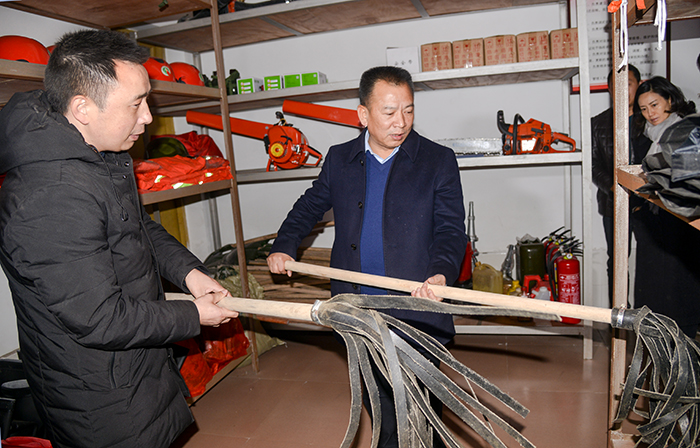 C:\Users\Administrator\Desktop\陈正永在柳桥乡林业站检查消防设施储备情况.jpg C:\Users\Administrator\Desktop\陈正永在柳桥乡林业站检查消防设施储备情况.jpg