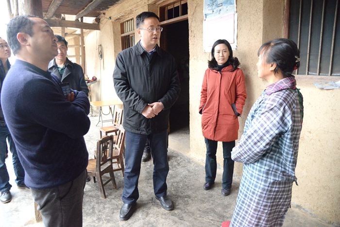 龙兆学一行了解红岩镇红江村一社建卡贫困户任友爱家的情况.jpg