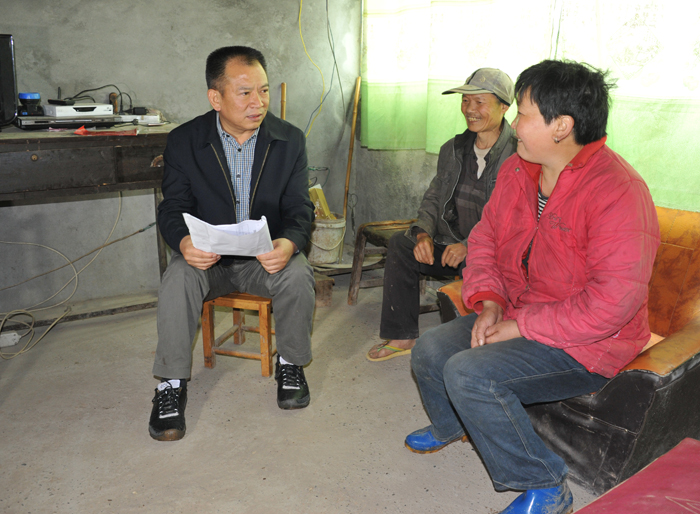 陈正永在舒后成家了解脱贫工作.jpg 陈正永在舒后成家了解脱贫工作.jpg