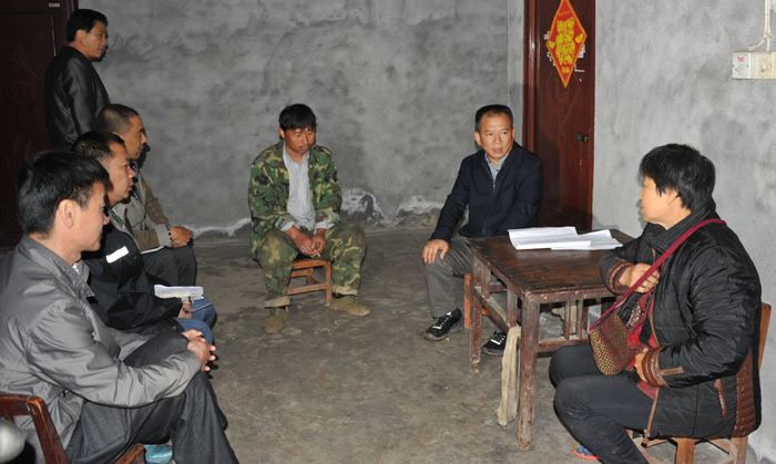 陈正永在东岩村贫困户刘忠文家了解脱贫情况.jpg 陈正永在东岩村贫困户刘忠文家了解脱贫情况.jpg