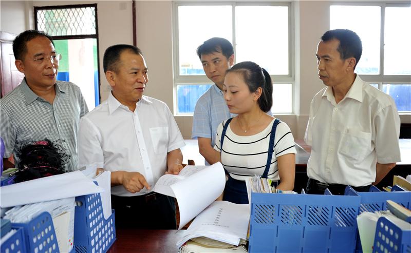 陈正永查看教师结对导学情况.JPG 陈正永查看教师结对导学情况.JPG