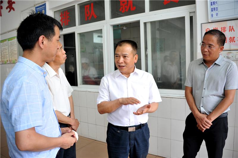 陈正永查看小新小学食堂条件.JPG 陈正永查看小新小学食堂条件.JPG