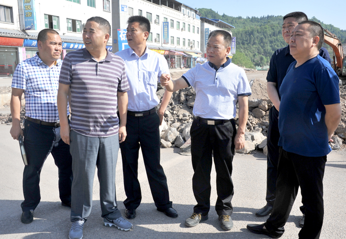 陈正永研究高速出口道路拓宽问题.jpg 陈正永研究高速出口道路拓宽问题.jpg