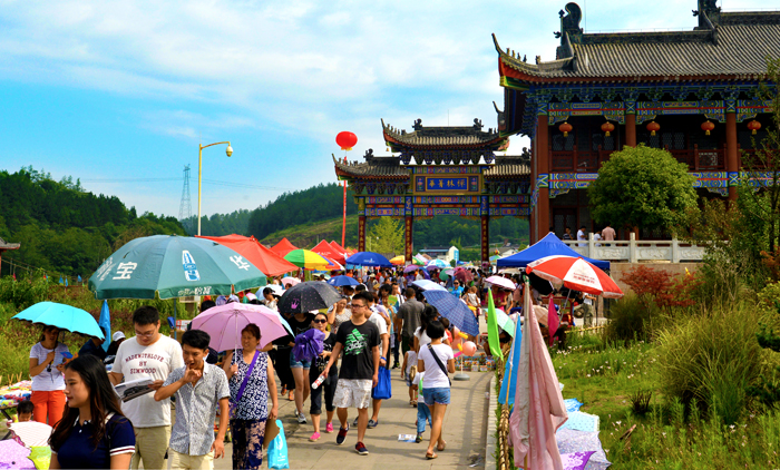 平乐旅游区人流如织.jpg 平乐旅游区人流如织.jpg