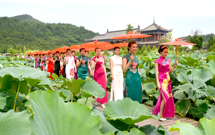民族服装秀.jpg 民族服装秀.jpg