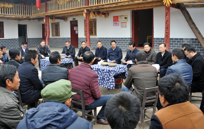 张作哈一行与当地干部群众共商牛头村发展大计.jpg